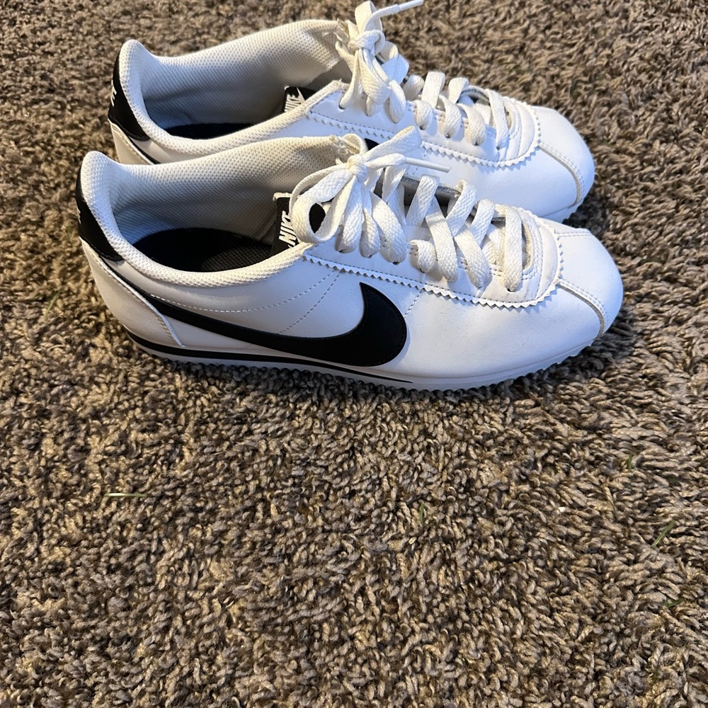 Nike White Leather Sneakers with Black Swoosh - Picture 3 of 5